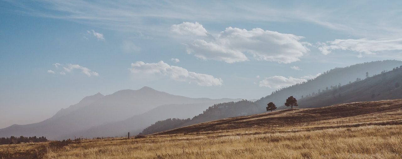 Öppna fält och berg i Colorado i USA